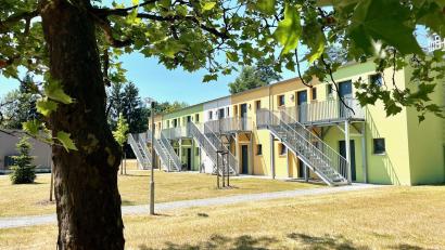 Bild: Gabi Schönberger
Die Notunterkunft für Wohnungslose in der Schustermooslohe mit dem Namen Ursula-Barrois-Haus. Sozialdezernent Wolfgang Hohlmeier stellte in der jüngsten Sitzung des Ausschusses für Jugendhilfe und soziale Fragen den Jahresbericht zur Wohnungslosigkeit in Weiden für das Jahr 2025 vor.
