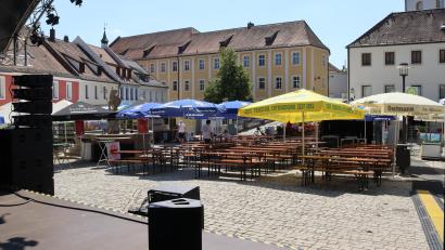 Bild: Martin Franitza
Pflaster und Beton, aber kein natürlicher Schatten: Am Altstadtfest-Samstag um 15 Uhr war der Luitpoldplatz zwar voll bestuhlt, aber trotzdem menschenleer – die Hitze in der Innenstadt war unerträglich.