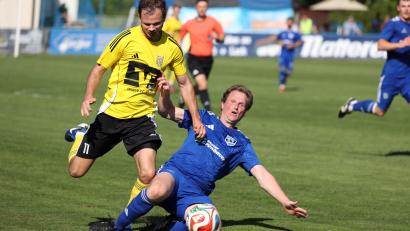 Bild: Dieter Jäschke
Voller Einsatz ist auch beim Saisonauftakt gefragt: Der SV Etzenricht um Spielertrainer Andreas Wendl muss zum Bezirksliga-Start beim FC Weiden-Ost ran.