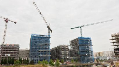 Bild: Georg Wendt/dpa
Zu viele Normen machten das Bauen in Deutschland zu kompliziert und teuer, kritisieren zwei Bauforschungsinstitute. (Archivbild)