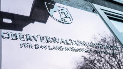 Bild: Guido Kirchner/dpa
Nach einem Eilbeschluss des Oberverwaltungsgerichts Münster darf der Rapper 18 Karat abgeschoben werden. (Symbolbild)