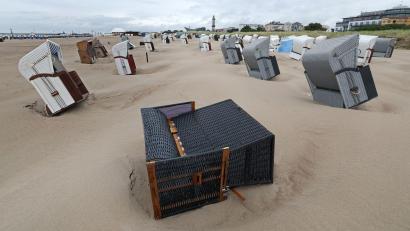 Bild: Bernd Wüstneck/dpa
In Schieflage: Stürmisches Wetter an der Ostsee