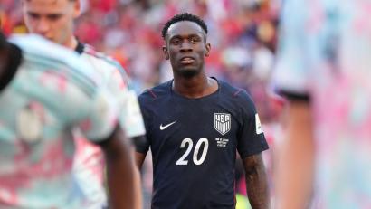 Bild: Ted S. Warren/AP/dpa
Sprach ruhig und besonnen zu den Medien: Folarin Balogun.