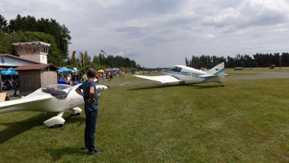 Archivbild: Roland Wellenhoefer
Das Fliegen faszinierte auch im vergangenen Jahr zahlreiche Besucher beim Flugplatzfest in Erbendorf.