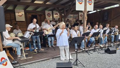 Bild: Martin Staffe
Einen schwungvollen Auftakt des Ugandafestes bescherte die "Metro Big Band“ mit Sängerin Ines Stumböck.