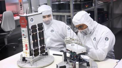 Bild: Karl-Josef Hildenbrand/dpa
Die Arbeit an den kleinen Satelliten ist äußerst kompliziert. (Archivbild)
