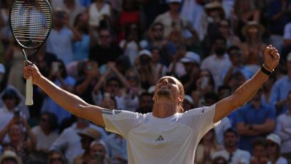Bild: Maja Smiejkowska/AP/dpa
Erstmals in einem Wimbledon-Viertelfinale: Alexander Zverev.