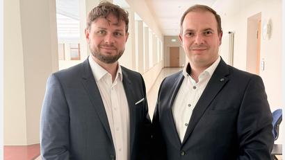 Bild: Gabi Schönberger
Die beiden neuen an der Spitze der Kliniken Nordoberpfalz AG: Vorstand Ralph Junghans (rechts) und Klinikdirektor Tim Egger.