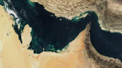 Bild: -/The Visible Earth/NASA/dpa
Ein Handelsschiff steht nach Beschuss in Flammen. (Archivbild)