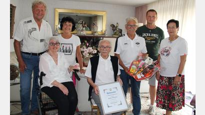 Bild: Hans Prem
Nur wenige Menschen können auf 80 Jahre Vereinszugehörigkeit zurückblicken. Oskar Schwarz (sitzend Mitte) kann es. Die Führungsriege des ASV Neustadt/WN besuchte ihn und Ehefrau Vera (Zweite von links sitzend). Zum Dank erhielt er eine Urkunde und einen Geschenkkorb.
