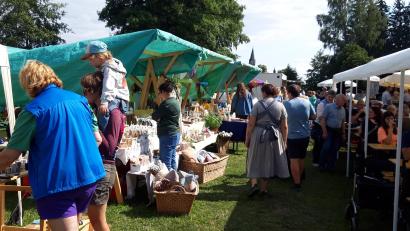 Bild: Wolfgang Kraus
In den Budenstraßen herrschte reger Betrieb. Links der Stand des Natur- und Kräuterdorfverins Nagel mit einem reichhaltigen Angebot, rechts ein kleines Bierzelt zum Verweilen.