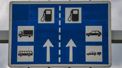 Bild: Jan Woitas/dpa
Tanken an Autobahntankstellen ist in den meisten Fällen deutlich teurer als an Straßentankstellen in der Nähe.