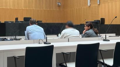 Bild: juh
Der 25-jährige Angeklagte muss sich am Landgericht Weiden wegen gewerbs- sowie bandenmäßigen, lebensgefährdenden Einschleusens von Ausländern in vier Fällen verantworten.
