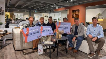 Bild: Surin Bäumler
Spendenübergabe im Einrichtungshaus: Frey-Hausleiter Christian Löw (rechts) übergab im Beisein von Oberbürgermeister Benjamin Zeitler Spenden an Mariele Junak für den Tierschutzverein, Diana Hermann und Rainer Sindersberger für die Tafel und Viola Vogelsang-Reichl für die Aktion Lichtblicke.