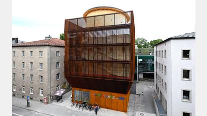 Bild: Sven Hoppe/dpa
Der preisgekrönte Architekt Francis Kere gestaltete die neue Kita der TUM.