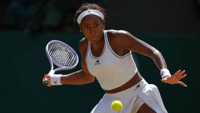 Bild: Maja Smiejkowska/AP/dpa
Coco Gauff spielt um den Finaleinzug in Wimbledon.