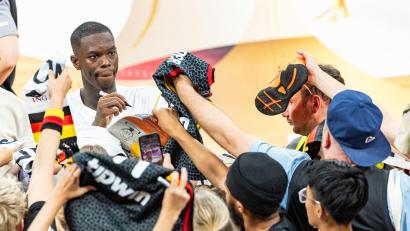 Bild: Daniel Löb/dpa
Nahm sich Zeit für Fans: Basketball-Kapitän Dennis Schröder.