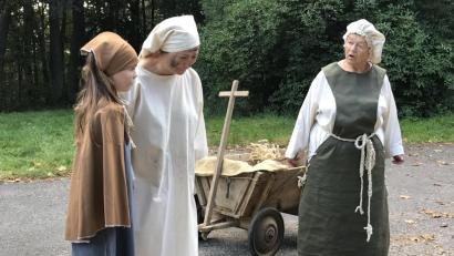 Bild: Marianne Moosburger
Gretl Mildner (rechts) war eine begeisterte Mitspielerin, wie hier bei den historischen Szenen auf dem Frohnberg. Jetzt ist das Hahnbacher Original im Alter von 86 Jahren gestorben.