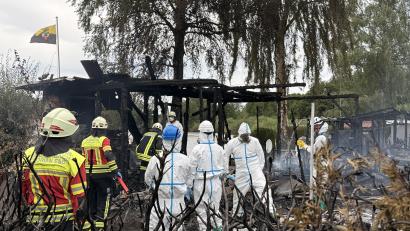 Bild: Gabi Schönberger
Feuerwehrleute und ein Team zur Spurensicherung begehen den Brandort beim Eschenbacher Rußweiher. Dort ist am Dienstagmorgen auf einem Campingplatz ein Feuer ausgebrochen. Eine Person starb.