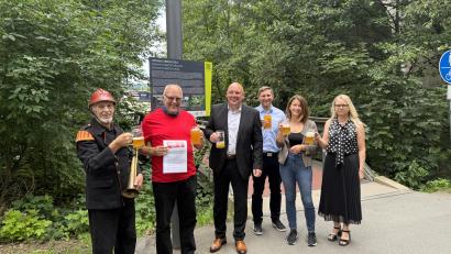 Bild: Stadt Marktredwitz
Auf dem Foto von links nach rechts: Karl Rigauer, Harald Fleck, Oberbürgermeister Oliver Weigel, Thomas Hecht, Melanie Schraml, Kerstin Brunner.