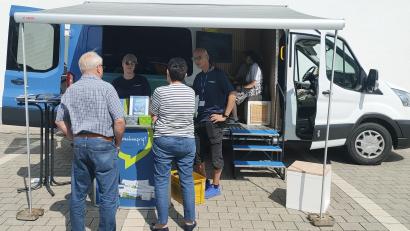 Archivbild: ald
Beim Halt von Redaktion on Tour in Grafenwöhr nutzten interessierte Leser die Gelegenheit, mit Mitarbeitenden von Oberpfalz-Medien ins Gespräch zu kommen. Am Freitag bietet sich die Gelegenheit wieder in Vohenstrauß.