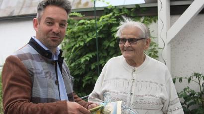 Bild: Werner Robl
Maria Heindl feierte ihren 90. Geburtstag. Die Glückwünsche der Marktgemeinde Wiesau überbrachte Bürgermeister Michael Dutz.