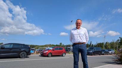 Bild: Wolfgang Würth
Josef Ritter vor seinem Firmensitz in Eschenbach. Autos sind hier überall.