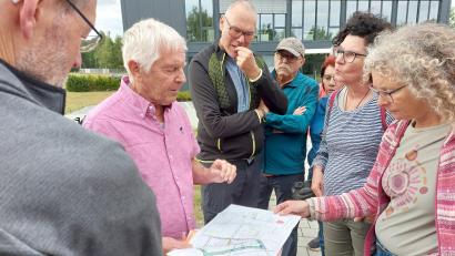 Archivbild: Heidi Franitza
Peter Zahn ist ein vehementer Verfechter für Klima- und Naturschutz in Sulzbach-Rosenberg – und bekannt dafür, sich in Details einzuarbeiten. Hier leitet er (Zweiter von links) eine Besprechung zu Ausgleichsflächen für das Industriegebiet Ost in Sulzbach-Rosenberg.