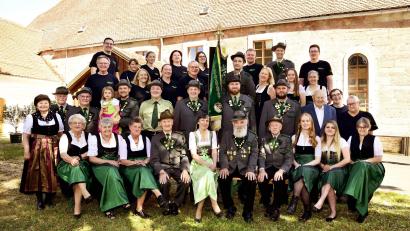 Bild: Altstadt Atelier
Der aktuelle Vorstand und aktive Mitglieder des Schützenvereins Silberbach Löschwitz-Kaibitz freuen sich auf die Feierlichkeiten zum 70. Vereinsjubiläum.