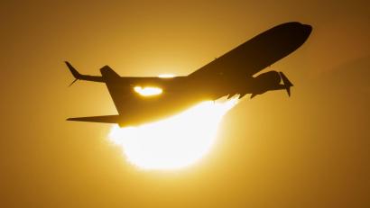 Bild: Boris Roessler/dpa
Hunderte Millionen Menschen fliegen jedes Jahr in der EU. (Archivbild)