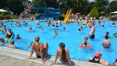 Bild: Josef Rosner
Dieses Jahr feiert das Freibad Mitterteich 50. Geburtstag. Am bisher heißesten Tag in diesem Jahr, am Samstag, 27. Juni, wurden mehr als 2500 Badebesucher gezählt.