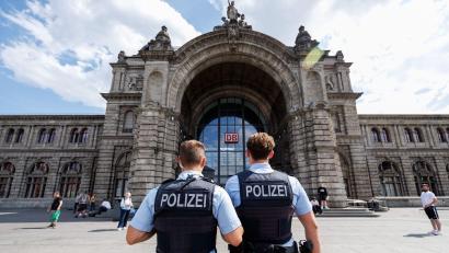 Bild: Daniel Karmann/dpa
Die Polizei hat wegen der Delikte rund um den Nürnberger Hauptbahnhof eine Ermittlungskommission namens „Kajal“ gegründet. (Symbolbild)