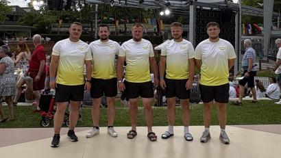 Bild: Burschenverein Ebnath/exb
Florian Hawranek, Lukas Schenkl, Sascha Plannerer, Dominik Plannerer und Pascal Ponnath vom Burschenverein Ebnath machten beim Wasserrutschen-Wettbewerb des ZDF-Fernsehgarten mit. Die fünf Oberpfälzer setzten sich gegen zwei andere Teams durch und gewannen Tickets für den ausverkauften Mallorca-Fernsehgarten.