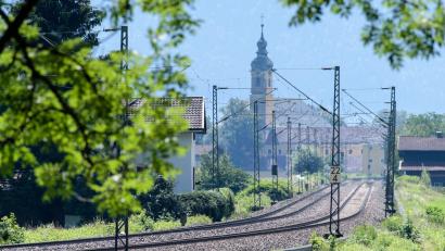 Bild: Matthias Balk/dpa
Die alte Bahnstrecke Rosenheim - Kufstein bei Flintsbach am Inn. Die DB will die 1858 eröffnete historische Strecke neu bauen. Die geschätzten Kosten liegen bei knapp neun Milliarden Euro, hinzu kommt ein immenser Risikopuffer. (Archivbild)