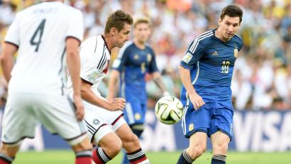Bild: picture alliance / dpa
Seltenes Duell im WM-Finale 2014: Lionel Messi (r) und Miroslav Klose. (Archivbild)