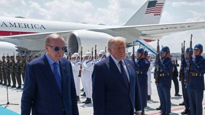Bild: Alex Brandon/AP/dpa
Der türkische Präsident Recep Tayyip Erdogan empfing seinen US-Kollegen Donald Trump direkt am Flugzeug.