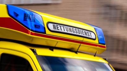 Bild: Sina Schuldt/dpa
Die Frau wurde ins Krankenhaus gebracht. (Archivbild)