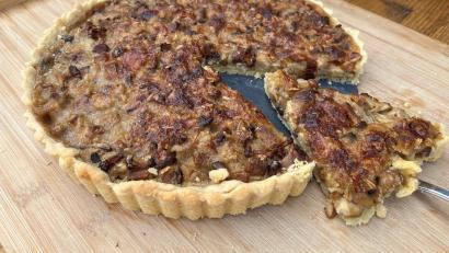 Bild: Michael Schiffer
Zwiebeln, Knoblauch, Räuchertofu und Pilze kommen in die Füllung für diese vegetarische Quiche.