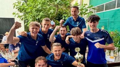 Bild: SpVgg SV Weiden
So sehen Sieger in einem Trainingslager der SpVgg SV Weiden aus: Ein Pokalturnier lockerte die anstrengenden Einheiten auf.
