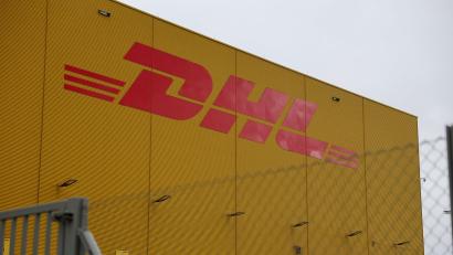 Bild: Jan Woitas/dpa
DHL-Logo am Leipziger Flughafen.
