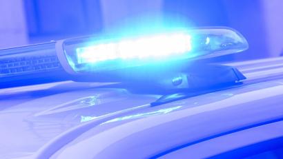 Symbolbild: Julian Stratenschulte/dpa
Eine junge E-Scooter-Fahrerin ist in Schwandorf mit einem Stromverteilerkasten kollidiert. Die 17-Jährige blieb unverletzt.