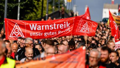 Bild: Focke Strangmann/dpa
Protest gegen den Sparkurs bei Mercedes-Benz. (Archivbild)