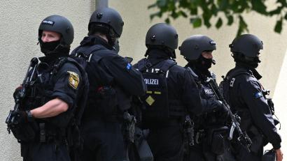 Bild: Lennart Preiss/dpa
Schwerbewaffnete Polizisten am Welfen-Gymnasium in Schongau.