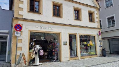 Bild: Thomas Dobler
In der Friedrich-Ebert-Straße 15 beginnt der Abschied. Leder-Streck wird schließen.