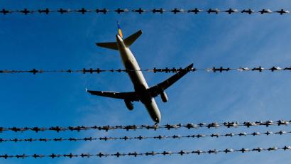 Bild: Julian Stratenschulte/dpa
Er sei noch in der Nacht nach Portugal ausgeflogen worden, teilte seine Anwältin mit. (Symbolbild)