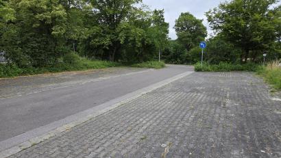 Bild: Tobias Gräf
Der Parkplatz 2 am Waldbad ist gepflastert und ohne Stellflächen-Markierungen. Das führt zu uneinheitlichem Parken und kostet bei viel Andrang wertvollen Parkraum.