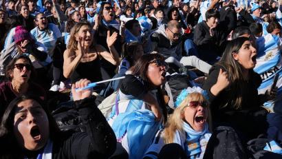 Bild: Rodrigo Abd/AP/dpa
In Argentinien nimmt die WM-Begeisterung wieder Fahrt auf. In Buenos Aires waren Tausende zum Public Viewing gekommen.