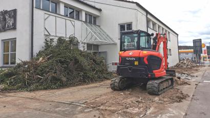 Bild: Gertraud Portner
Die Baustelle zur Generalsanierung des Kindergartens "St. Marien" läuft seit einer Woche. Die Mauer sowie die Bäume und Büsche zur Staatsstraße sind bereits entfernt. Hier wird es künftig nur einen Zaun geben.
