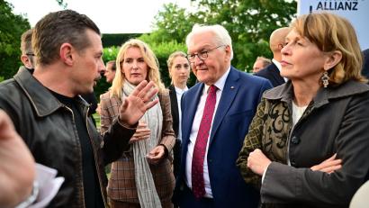 Bild: Sebastian Gollnow/dpa
Steinmeier traf hier etwa den Moderator Klaas Heufer-Umlauf.