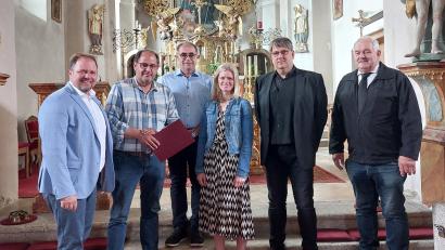 Bild: Landratsamt Tirschenreuth/Wolfgang Fenzl
Landrat Hubert Schicker (links) überreicht den Spendenscheck an Stadtpfarrer Oliver Pollinger (Zweiter von rechts) und Vertreter der Kirchenstiftung. Die Initiative für die Spende ging von Max Zintl (Zweiter von links) aus.